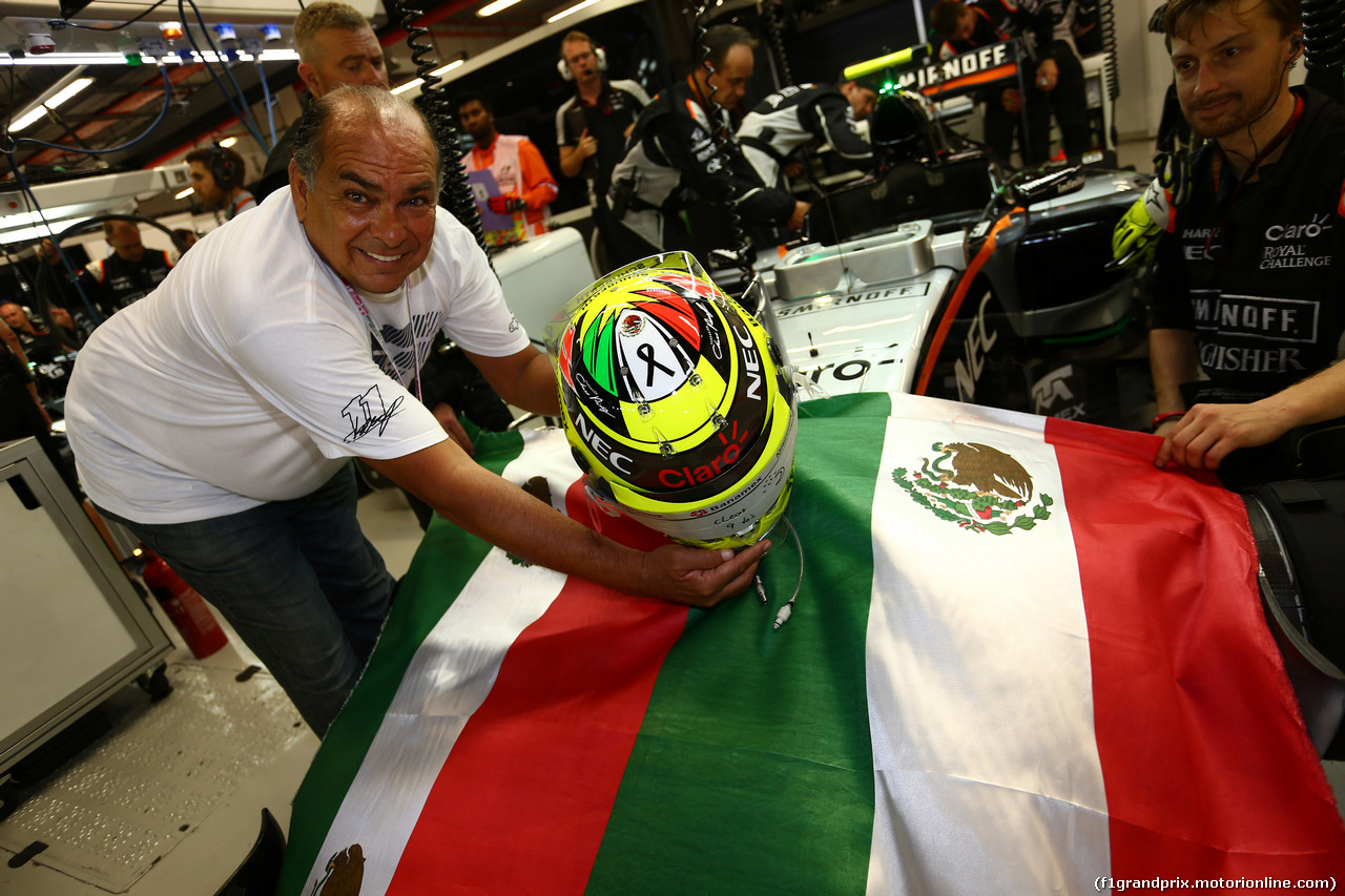 GP SINGAPORE, 18.09.2016 - Gara, The father of Sergio Perez (MEX) Sahara Force India F1 VJM09