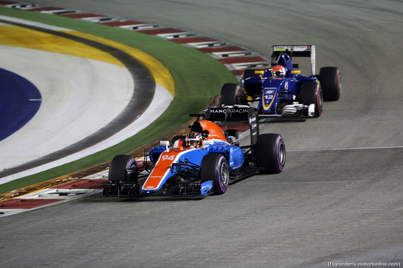 GP SINGAPORE, 18.09.2016 - Gara, Pascal Wehrlein (GER) Manor Racing MRT05 davanti a Felipe Nasr (BRA) Sauber C34