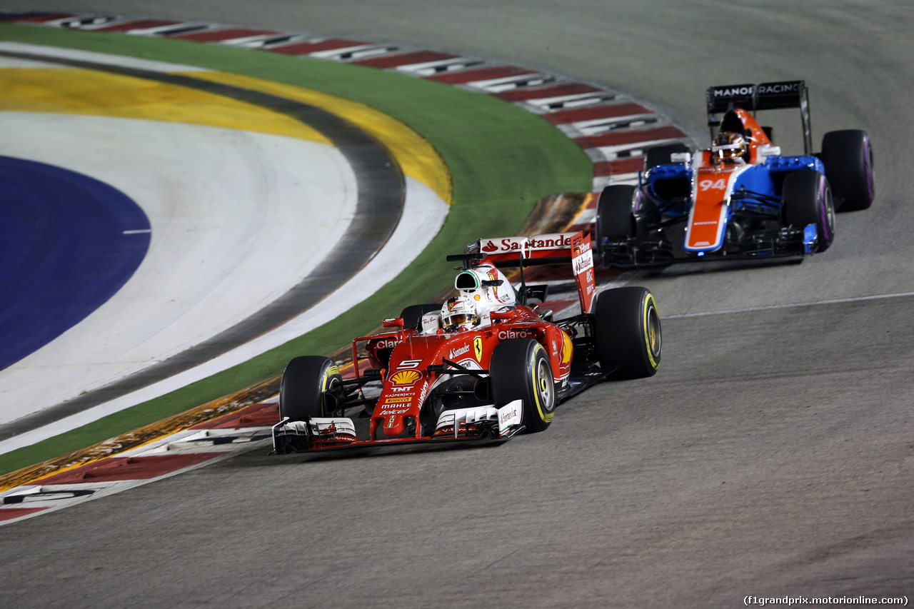 GP SINGAPORE, 18.09.2016 - Gara, Sebastian Vettel (GER) Ferrari SF16-H davanti a Pascal Wehrlein (GER) Manor Racing MRT05