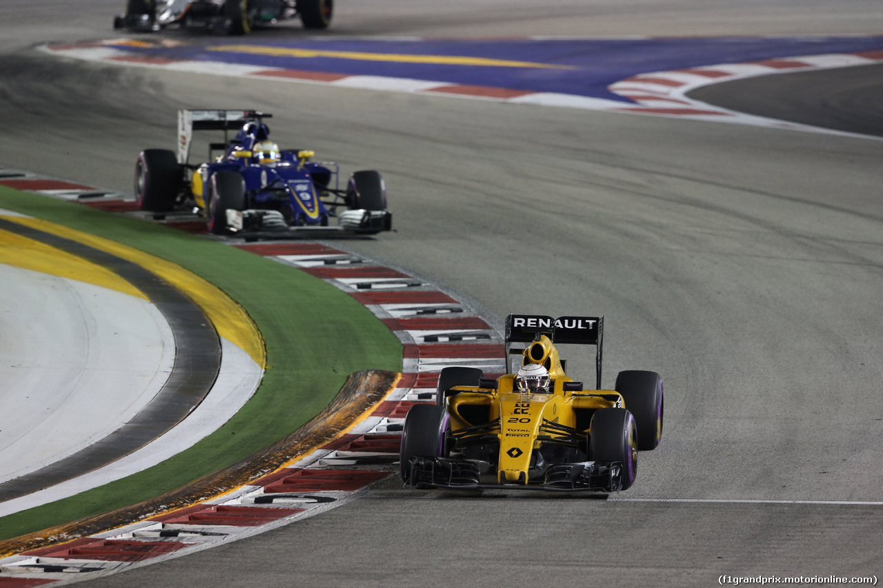GP SINGAPORE, 18.09.2016 - Gara, Kevin Magnussen (DEN) Renault Sport F1 Team RS16 davanti a Marcus Ericsson (SUE) Sauber C34