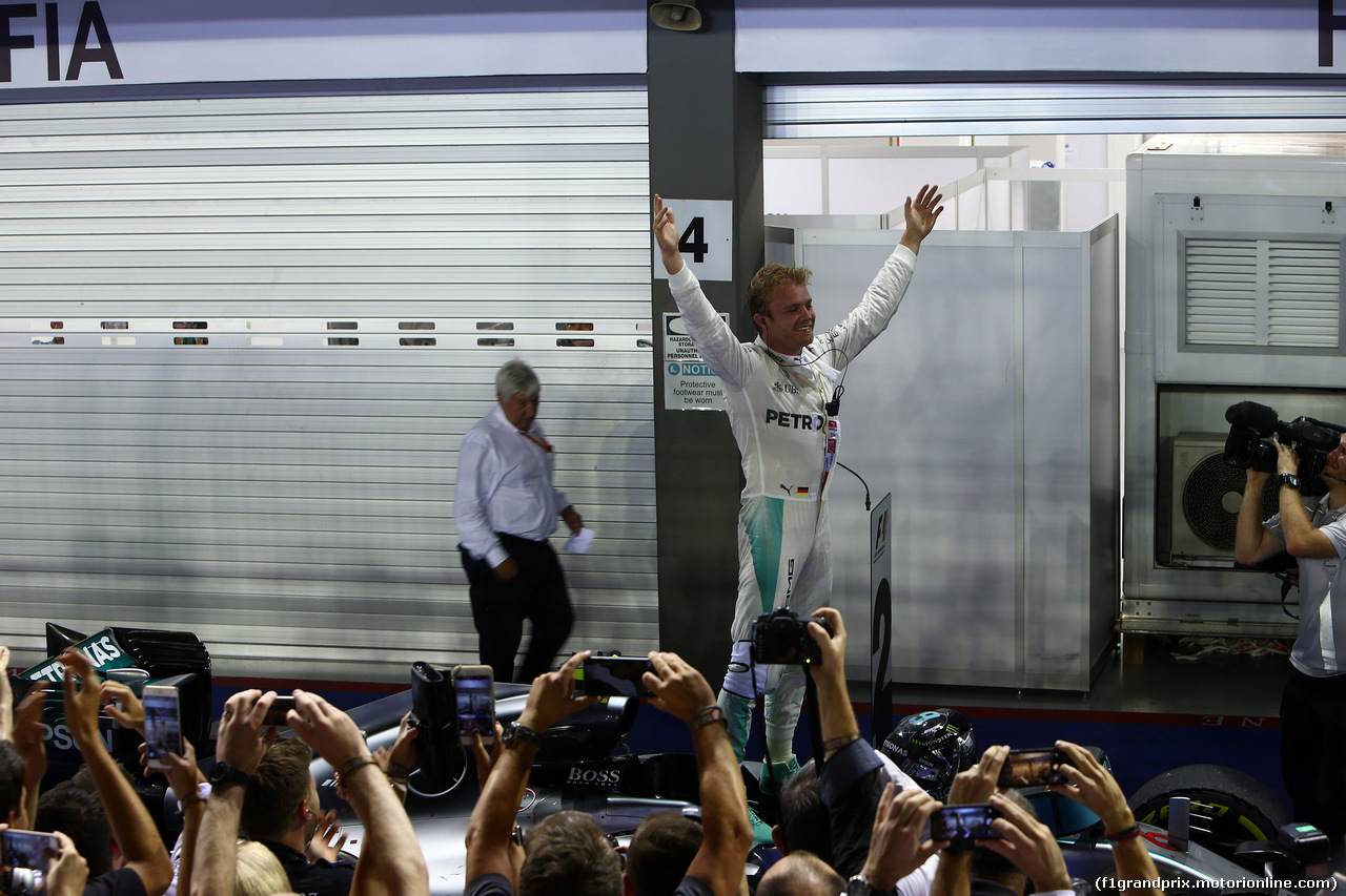 GP SINGAPORE, 18.09.2016 - Gara, Nico Rosberg (GER) Mercedes AMG F1 W07 Hybrid vincitore