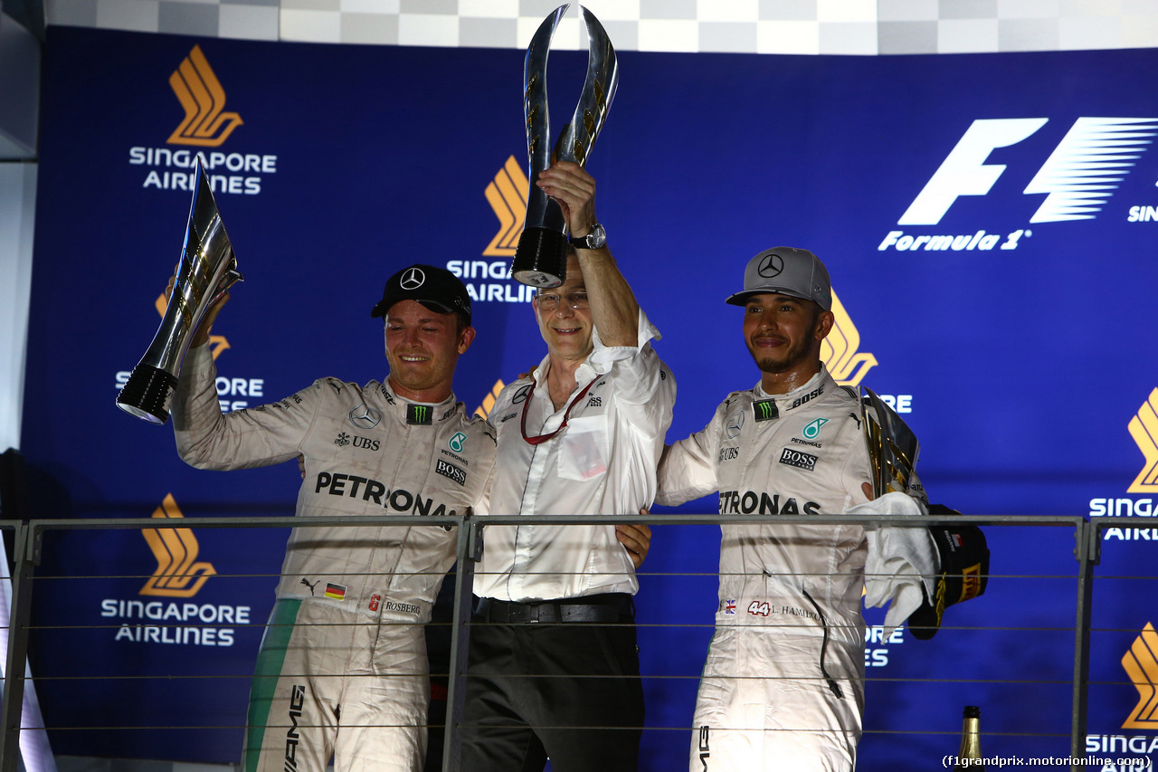 GP SINGAPORE, 18.09.2016 - Gara, Nico Rosberg (GER) Mercedes AMG F1 W07 Hybrid vincitore e Lewis Hamilton (GBR) Mercedes AMG F1 W07 Hybrid terzo