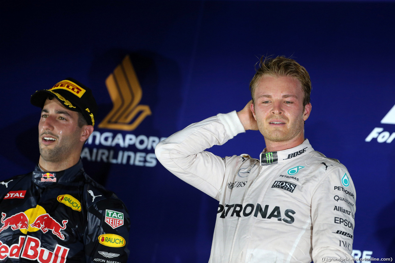 GP SINGAPORE, 18.09.2016 - Gara, secondo Daniel Ricciardo (AUS) Red Bull Racing RB12 e Nico Rosberg (GER) Mercedes AMG F1 W07 Hybrid vincitore