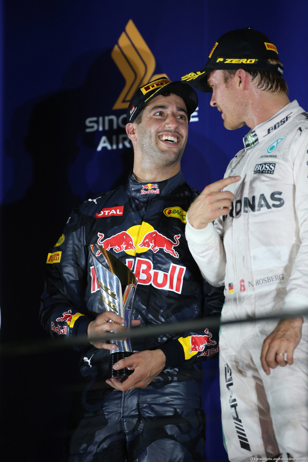 GP SINGAPORE, 18.09.2016 - Gara, secondo Daniel Ricciardo (AUS) Red Bull Racing RB12 e Nico Rosberg (GER) Mercedes AMG F1 W07 Hybrid vincitore