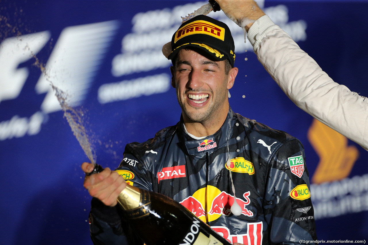 GP SINGAPORE, 18.09.2016 - Gara, secondo Daniel Ricciardo (AUS) Red Bull Racing RB12