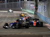 GP SINGAPORE, 18.09.2016 - Gara, Felipe Nasr (BRA) Sauber C34 e Pascal Wehrlein (GER) Manor Racing MRT05