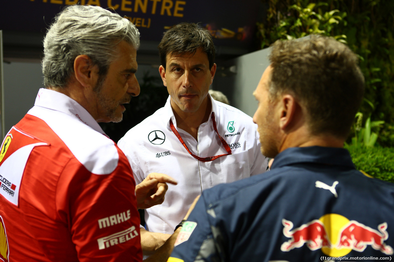 GP SINGAPORE, 16.09.2016 - Prove Libere 2, Maurizio Arrivabene (ITA) Ferrari Team Principal, Toto Wolff (GER) Mercedes AMG F1 Shareholder e Executive Director e Christian Horner (GBR), Red Bull Racing, Sporting Director