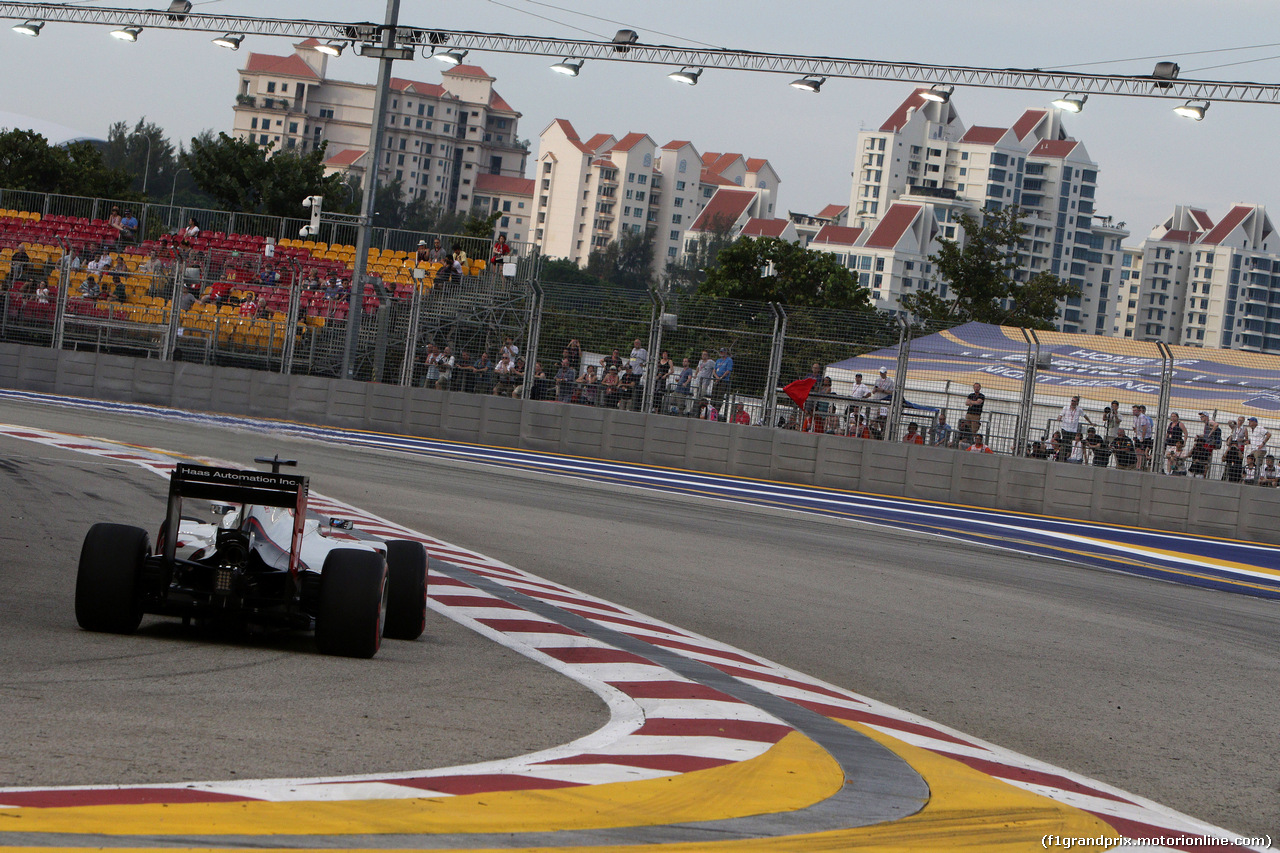 GP SINGAPORE, 17.09.2016 - Prove Libere 3, Romain Grosjean (FRA) Haas F1 Team VF-16 e the red flag