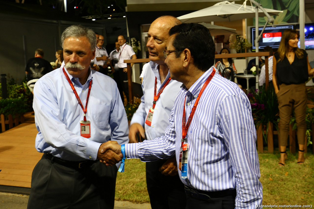 GP SINGAPORE, 17.09.2016 - Qualifiche, (L to R): Chase Carey (USA) Formula One Group Chairman with Ron Dennis (GBR) McLaren Executive Chairman e Takahiro Hachigo (JPN) Honda CEO.