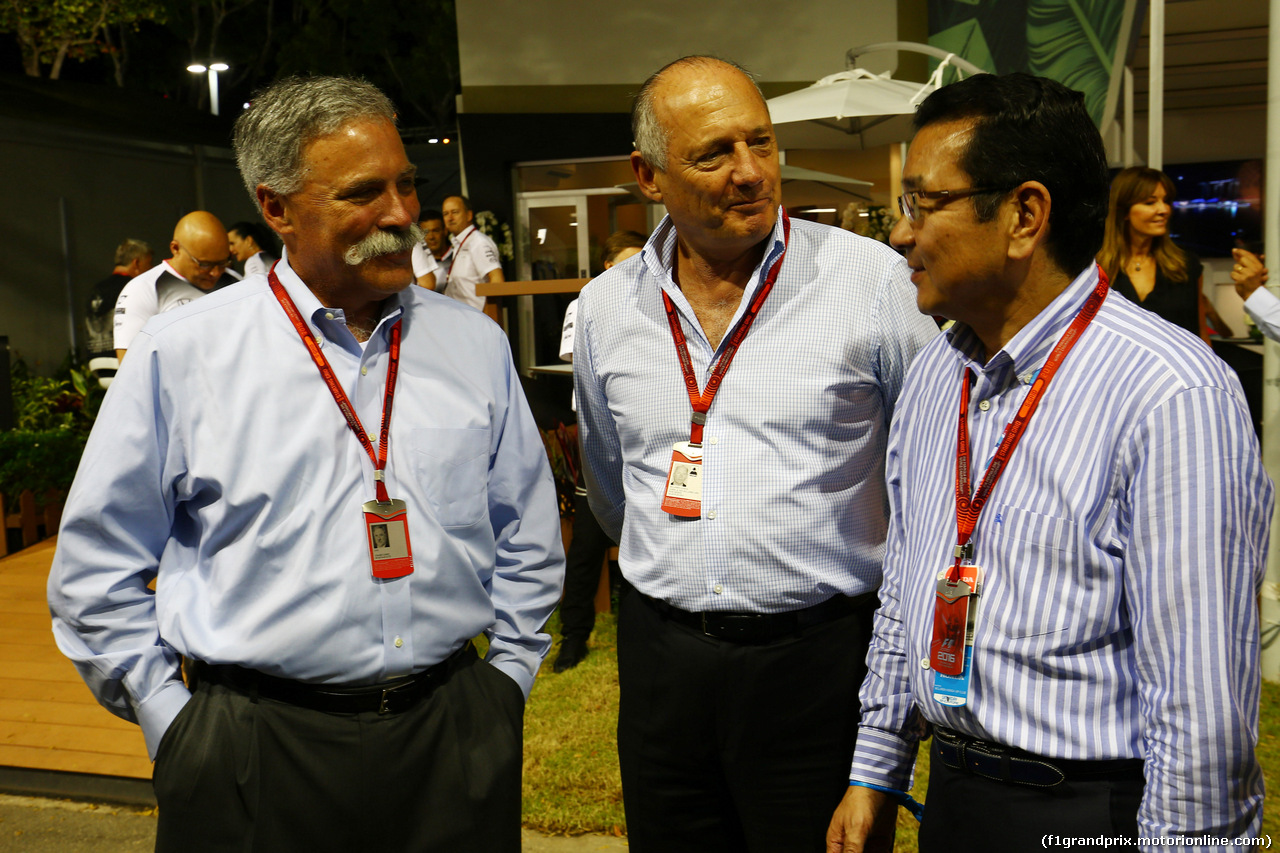 GP SINGAPORE, 17.09.2016 - Qualifiche, (L to R): Chase Carey (USA) Formula One Group Chairman with Ron Dennis (GBR) McLaren Executive Chairman e Takahiro Hachigo (JPN) Honda CEO.