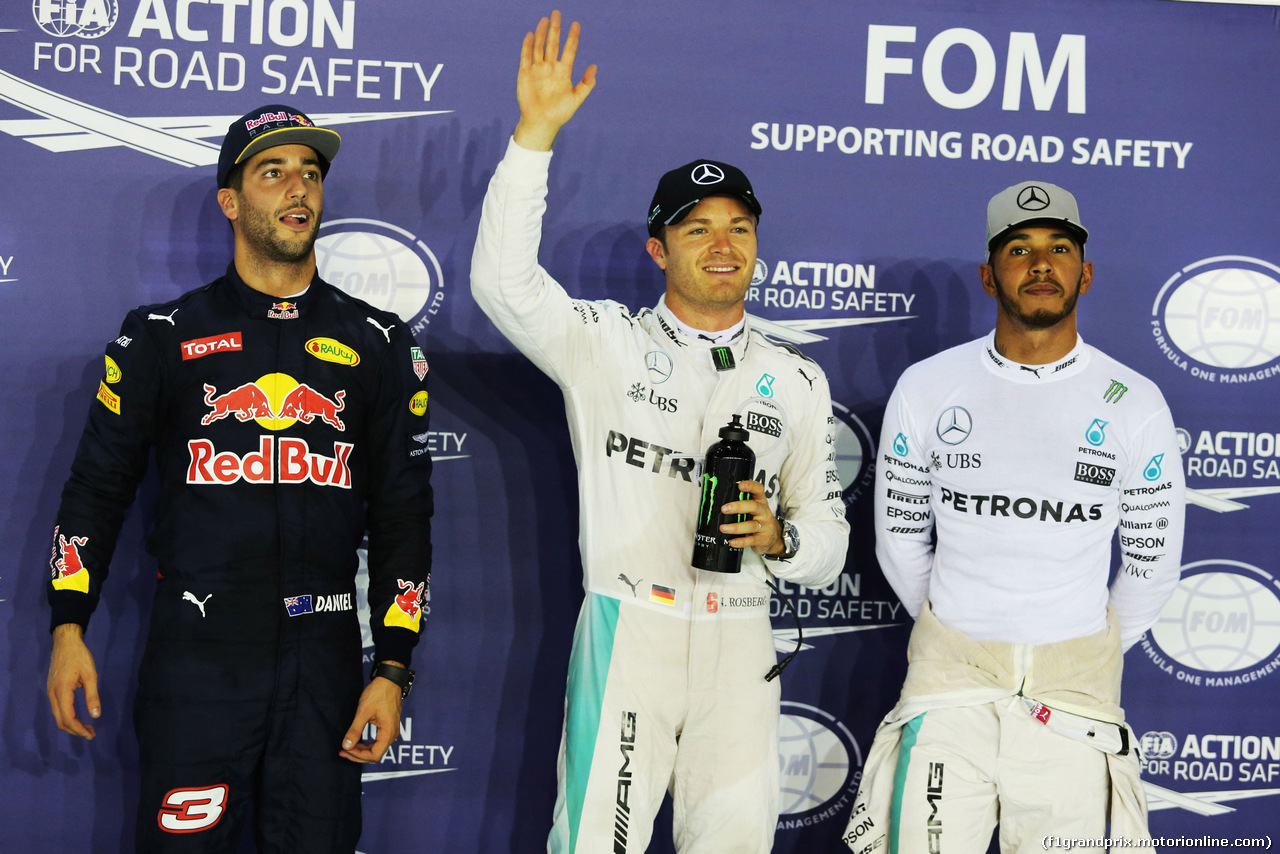 GP SINGAPORE, 17.09.2016 - Qualifiche, secondo Daniel Ricciardo (AUS) Red Bull Racing RB12, Nico Rosberg (GER) Mercedes AMG F1 W07 Hybrid pole position e terzo Lewis Hamilton (GBR) Mercedes AMG F1 W07 Hybrid