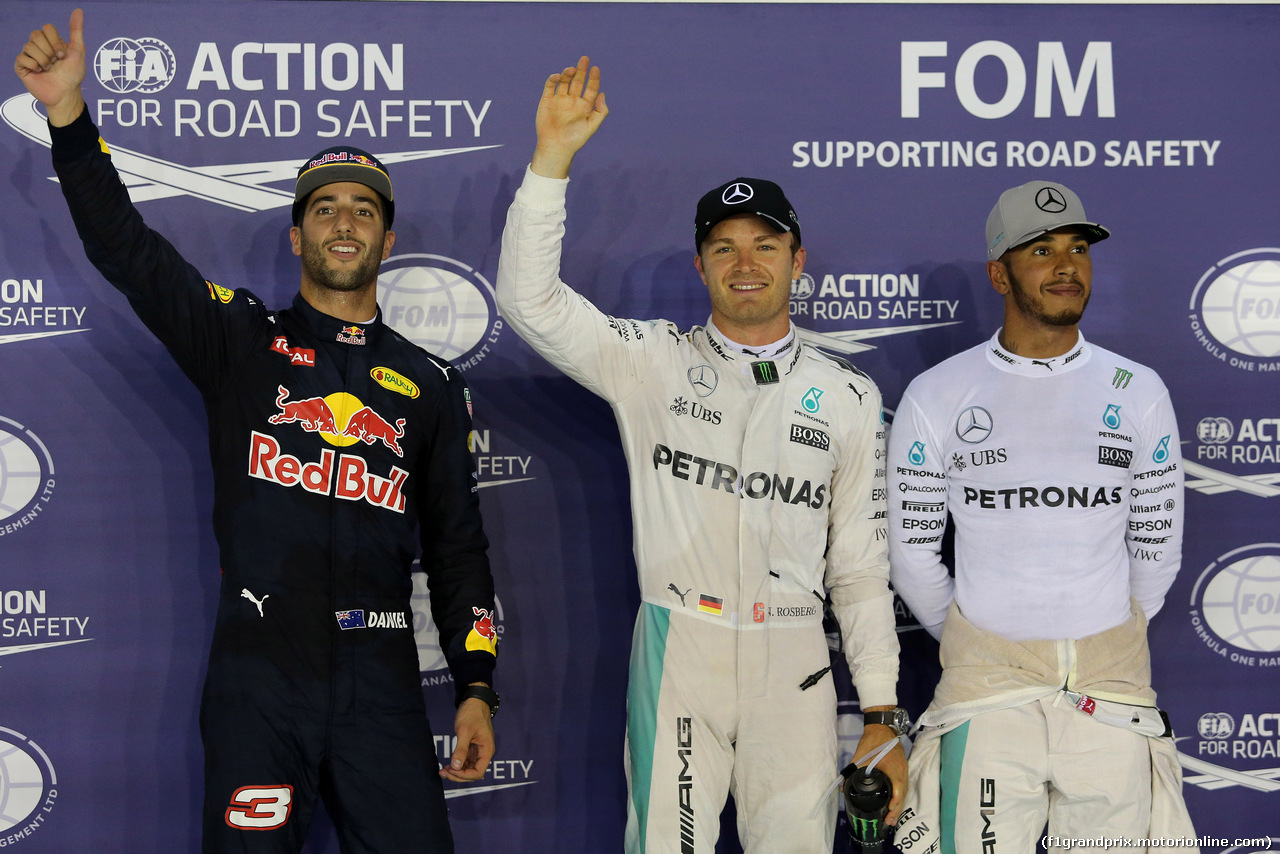 GP SINGAPORE, 17.09.2016 - Qualifiche, secondo Daniel Ricciardo (AUS) Red Bull Racing RB12, Nico Rosberg (GER) Mercedes AMG F1 W07 Hybrid pole position e terzo Lewis Hamilton (GBR) Mercedes AMG F1 W07 Hybrid