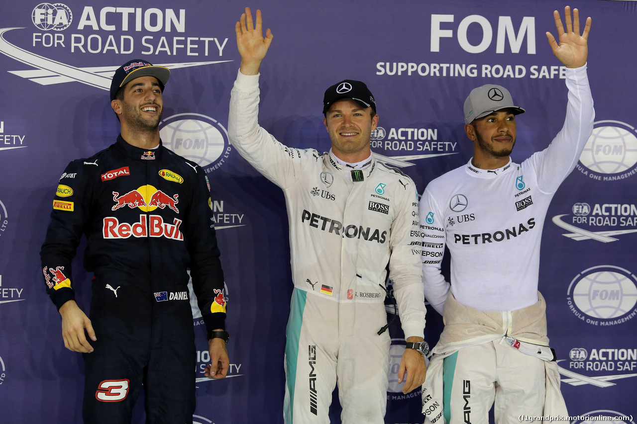 GP SINGAPORE, 17.09.2016 - Qualifiche, secondo Daniel Ricciardo (AUS) Red Bull Racing RB12, Nico Rosberg (GER) Mercedes AMG F1 W07 Hybrid pole position e terzo Lewis Hamilton (GBR) Mercedes AMG F1 W07 Hybrid