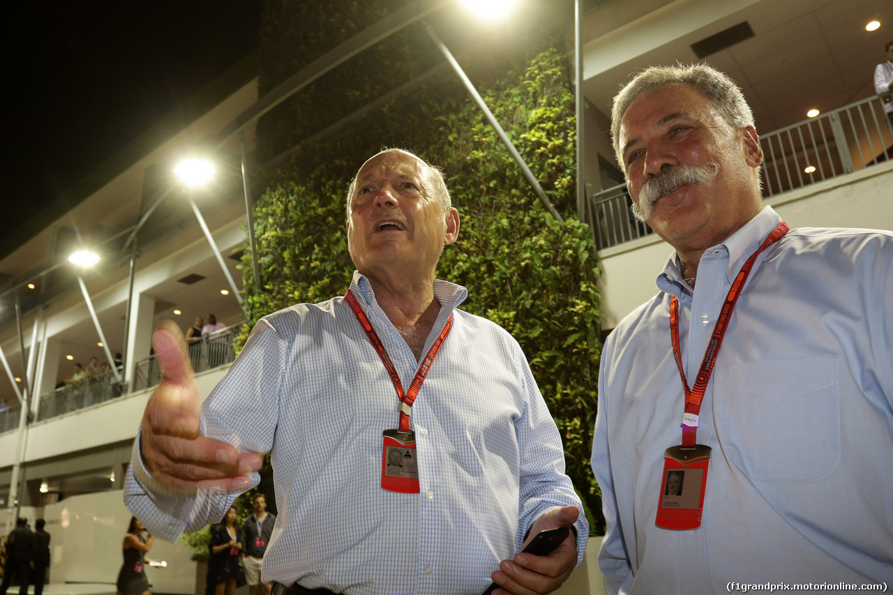 GP SINGAPORE, 17.09.2016 - Qualifiche, Ron Dennis (GBR) McLaren Executive Chairman e Chase Carey (USA) Formula One Group Chairman