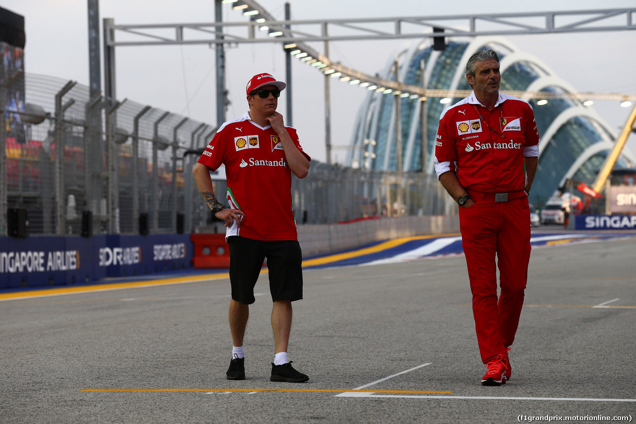 GP SINGAPORE, 15.09.2016 - Kimi Raikkonen (FIN) Ferrari SF16-H e Maurizio Arrivabene (ITA) Ferrari Team Principal