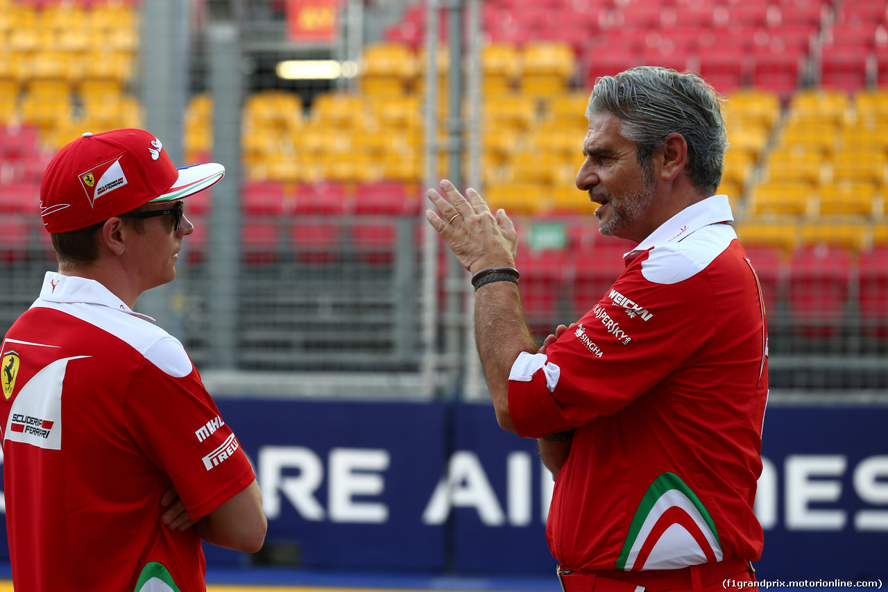 GP SINGAPORE, 15.09.2016 - Kimi Raikkonen (FIN) Ferrari SF16-H e Maurizio Arrivabene (ITA) Ferrari Team Principal