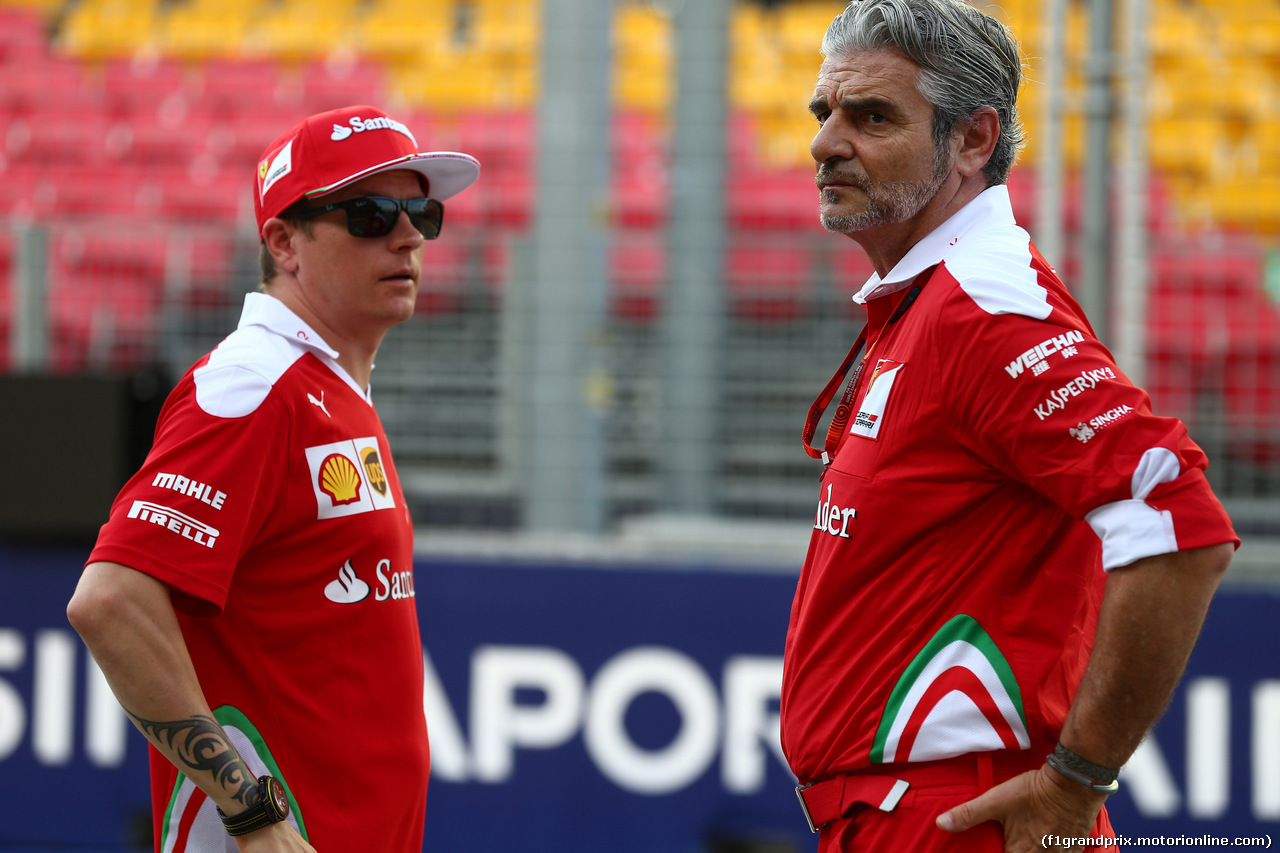 GP SINGAPORE, 15.09.2016 - Kimi Raikkonen (FIN) Ferrari SF16-H e Maurizio Arrivabene (ITA) Ferrari Team Principal