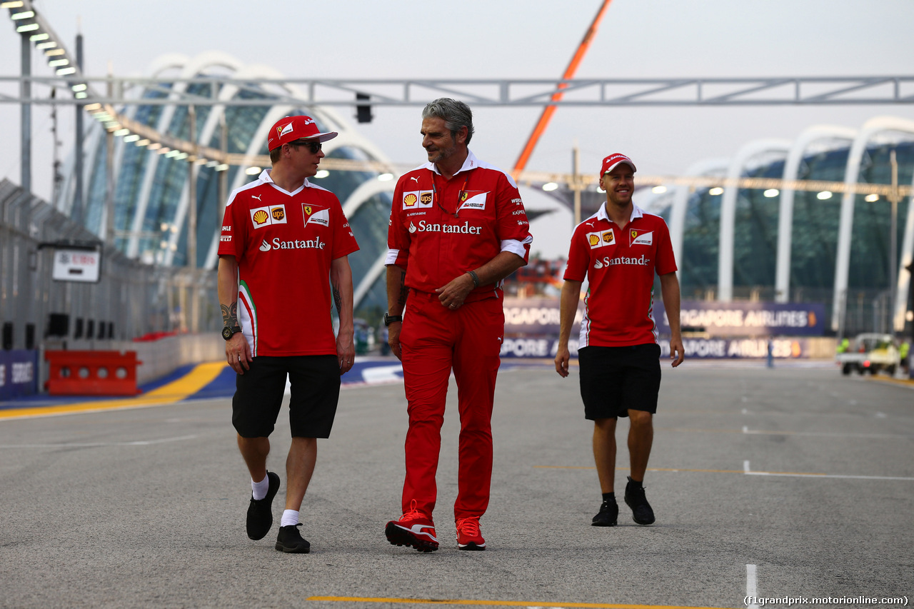 GP SINGAPORE, 15.09.2016 - Kimi Raikkonen (FIN) Ferrari SF16-H, Maurizio Arrivabene (ITA) Ferrari Team Principal e Sebastian Vettel (GER) Ferrari SF16-H