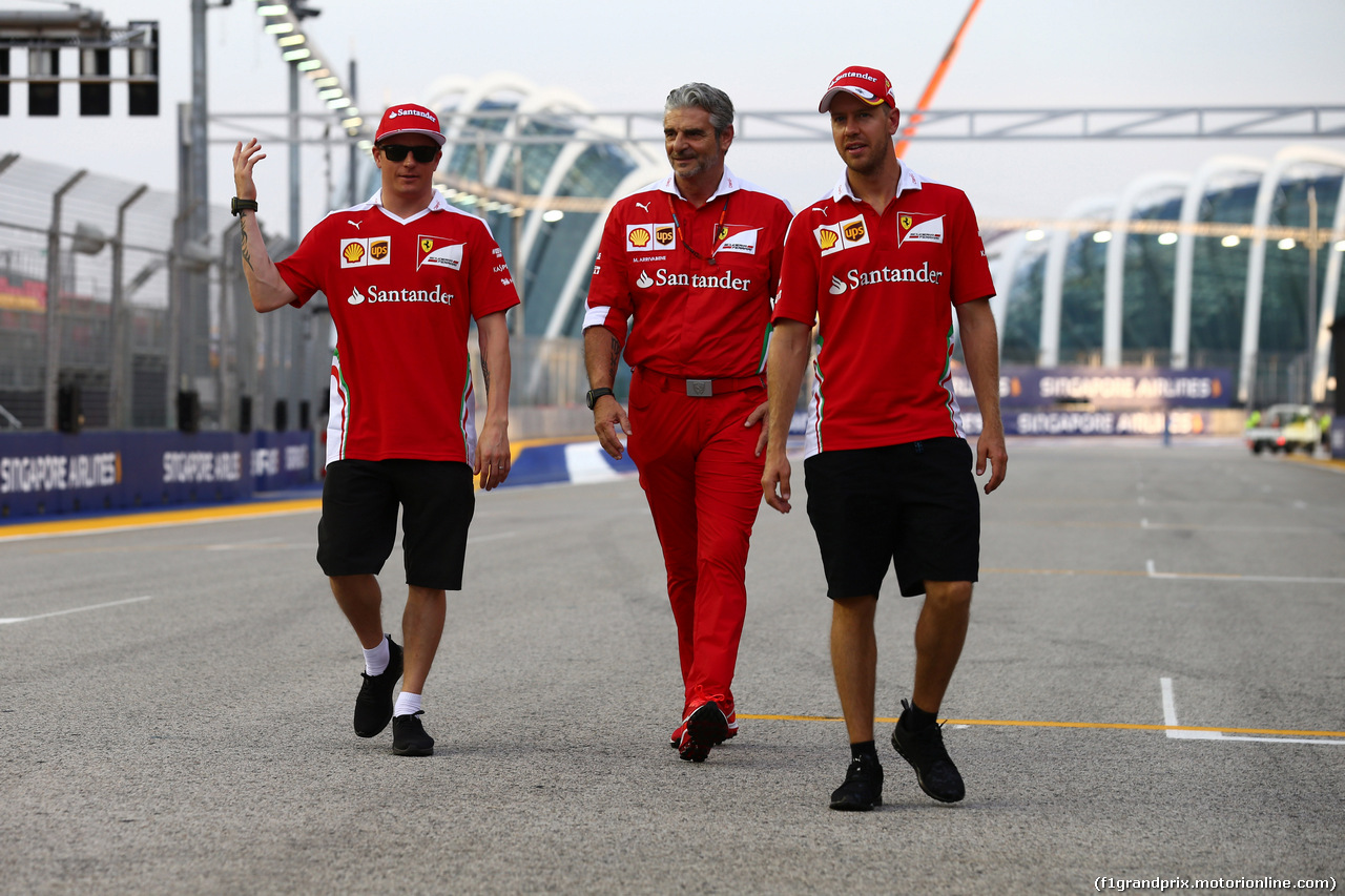 GP SINGAPORE, 15.09.2016 - Kimi Raikkonen (FIN) Ferrari SF16-H, Maurizio Arrivabene (ITA) Ferrari Team Principal e Sebastian Vettel (GER) Ferrari SF16-H