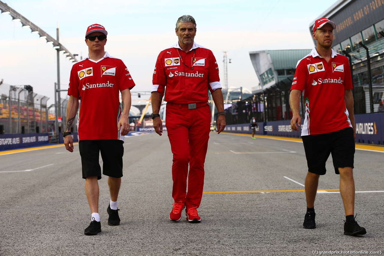 GP SINGAPORE, 15.09.2016 - Kimi Raikkonen (FIN) Ferrari SF16-H, Maurizio Arrivabene (ITA) Ferrari Team Principal e Sebastian Vettel (GER) Ferrari SF16-H