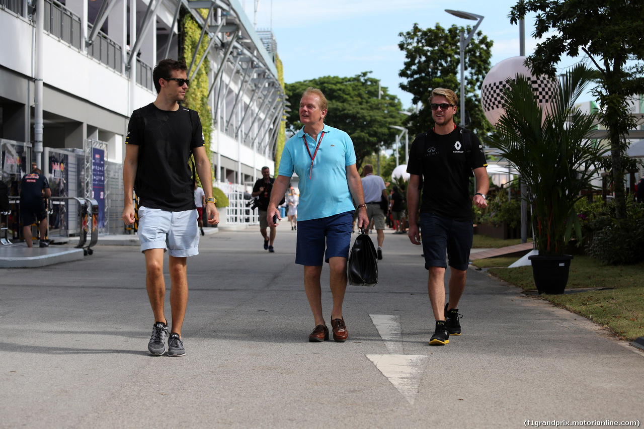 GP SINGAPORE, 16.09.2016 - Prove Libere 1, (L-R) Jolyon Palmer (GBR) Renault Sport F1 Team RS16 e his father Jonathan Palmer, chief executive of MotorSport Vision