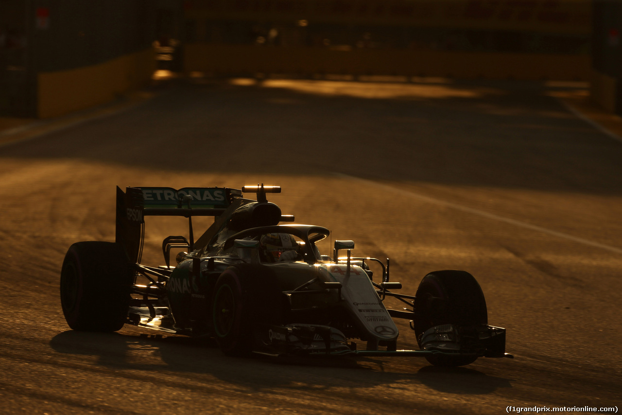 GP SINGAPORE, 16.09.2016 - Prove Libere 1, Lewis Hamilton (GBR) Mercedes AMG F1 W07 Hybrid with Halo cover