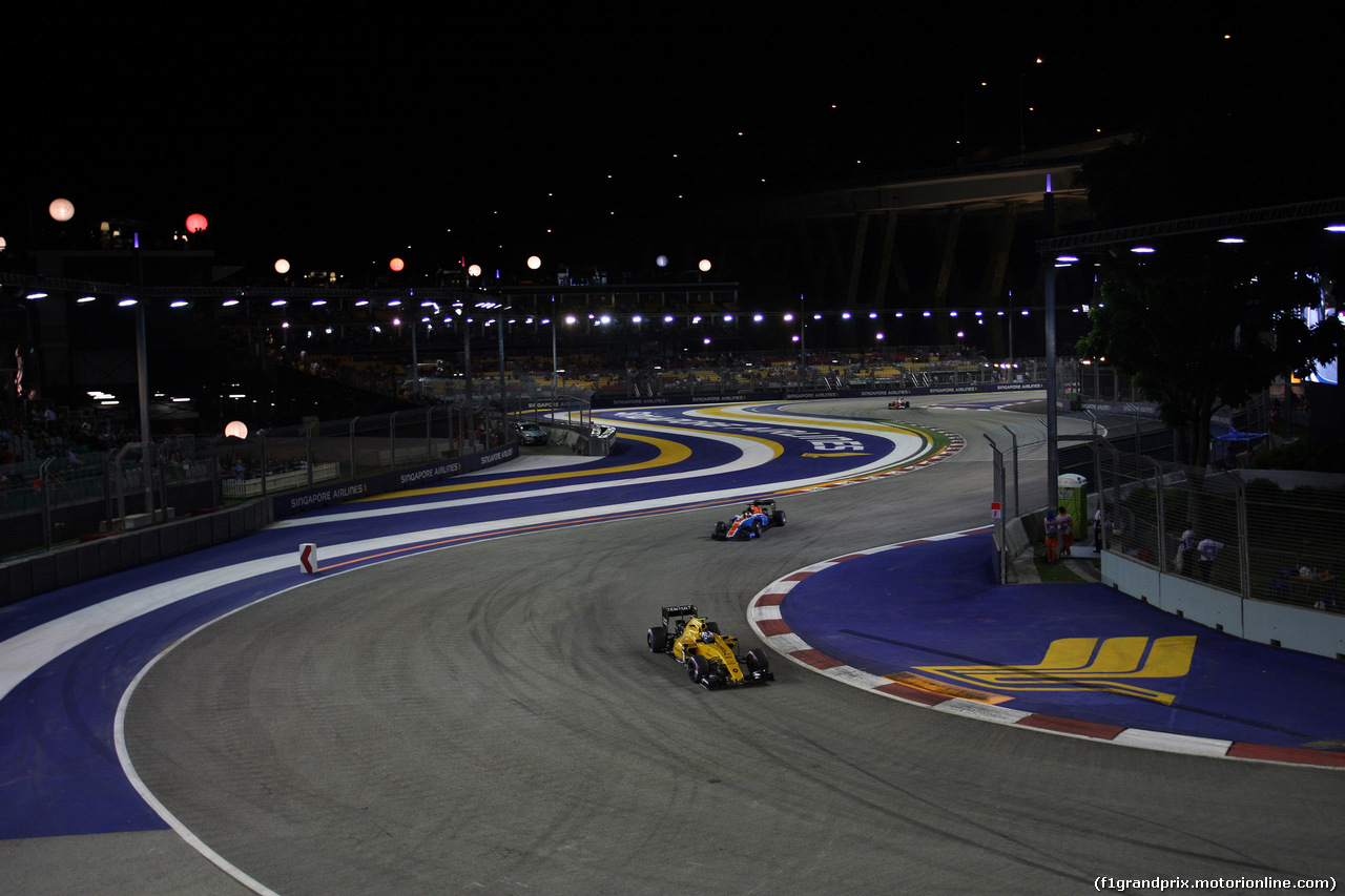 GP SINGAPORE, 16.09.2016 - Prove Libere 2, Jolyon Palmer (GBR) Renault Sport F1 Team RS16 e Pascal Wehrlein (GER) Manor Racing MRT05