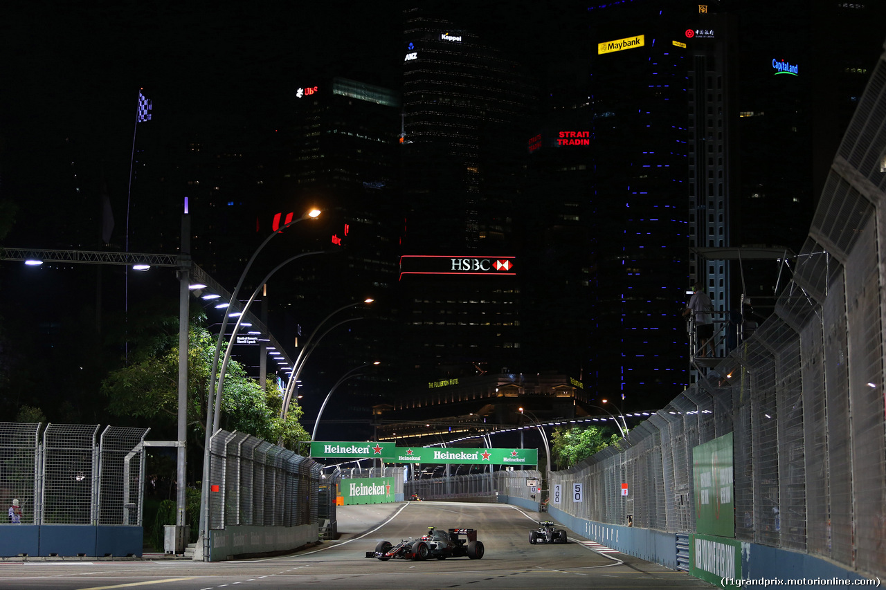 GP SINGAPORE, 16.09.2016 - Prove Libere 2, Esteban Gutierrez (MEX) Haas F1 Team VF-16 e Nico Rosberg (GER) Mercedes AMG F1 W07 Hybrid