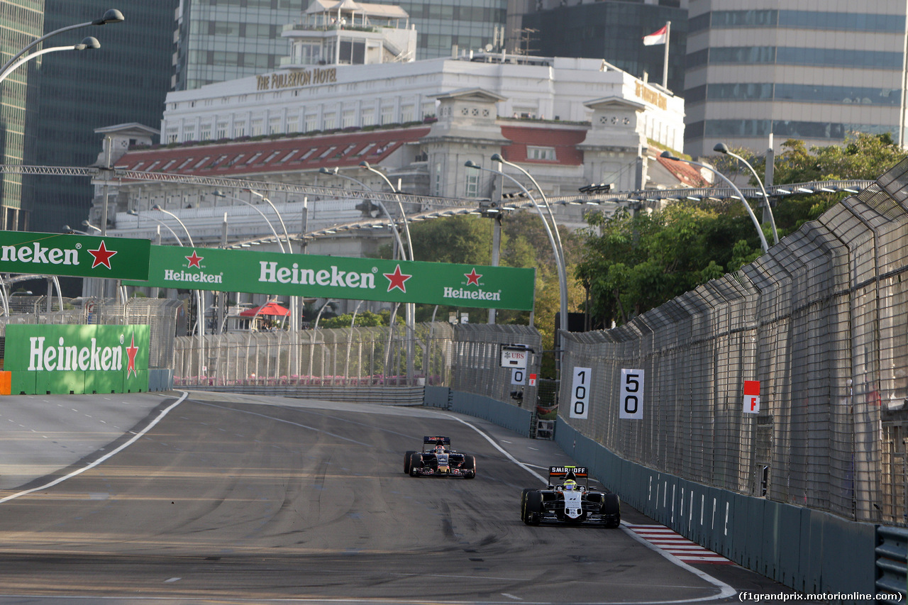 GP SINGAPORE, 16.09.2016 - Prove Libere 1, Sergio Perez (MEX) Sahara Force India F1 VJM09 e Daniil Kvyat (RUS) Scuderia Toro Rosso STR11