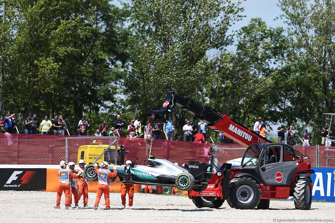 GP SPAGNA, 15.05.2016 - Gara, The Mercedes AMG F1 W07 Hybrid of race retiree Nico Rosberg (GER) Mercedes AMG F1 is craned away from the gravel trap at the partenza of the race.