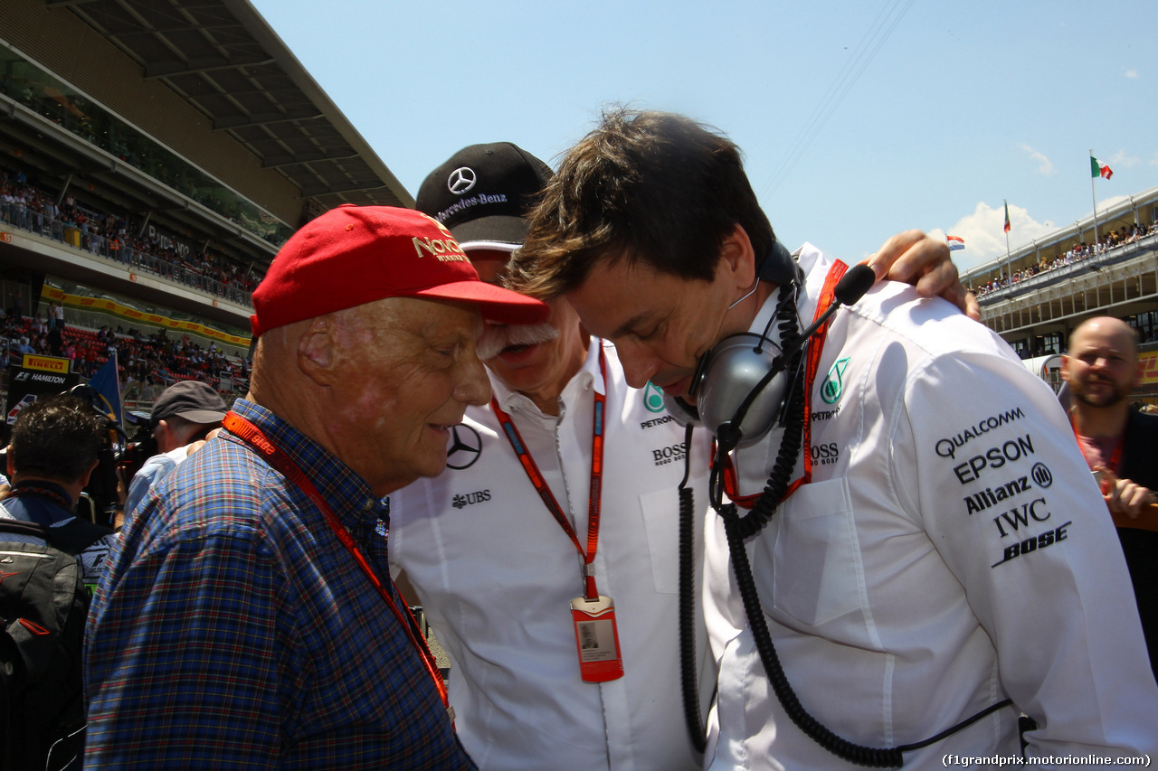 GP SPAGNA, 15.05.2016- Gara, (L-R) Nikki Lauda (AU), Mercedes, Dr. Dieter Zetsche, Chairman of Daimler e Toto Wolff (GER) Mercedes AMG F1 Shareholder e Executive Director