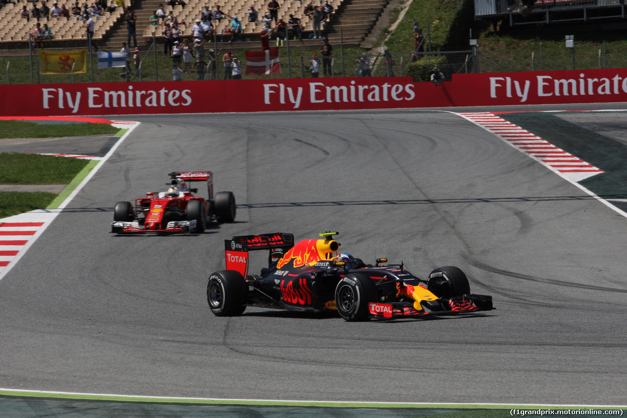 GP SPAGNA, 15.05.2016- Gara 2, Max Verstappen (NED) Red Bull Racing RB12 e Sebastian Vettel (GER) Ferrari SF16-H