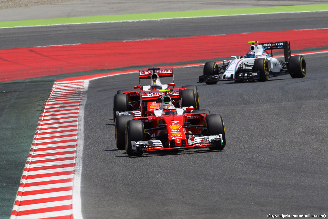 GP SPAGNA, 15.05.2016- Gara 2, Sebastian Vettel (GER) Ferrari SF16-H davanti a Kimi Raikkonen (FIN) Ferrari SF16-H