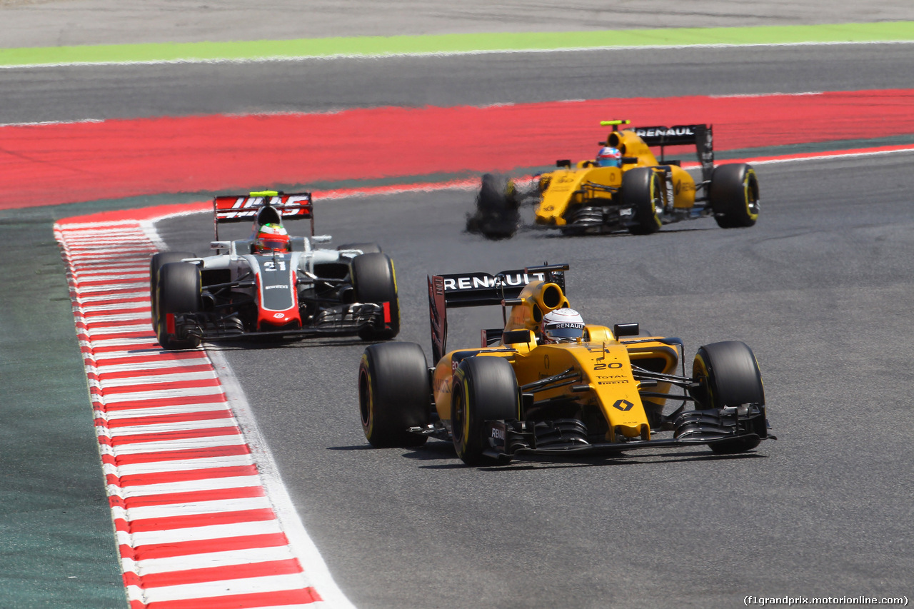 GP SPAGNA, 15.05.2016- Gara 2, Kevin Magnussen (DEN) Renault Sport F1 Team RS16 davanti a Esteban Gutierrez (MEX) Haas F1 Team VF-16 e Jolyon Palmer (GBR) Renault Sport F1 Team RS16