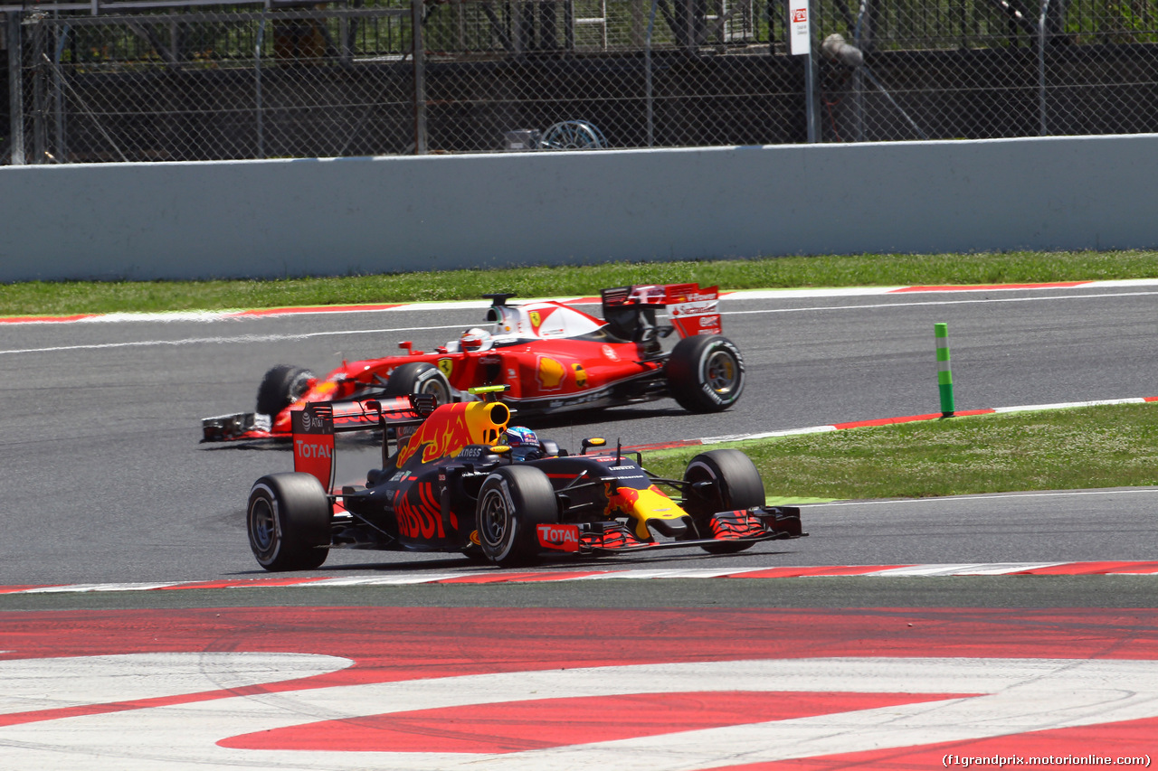 GP SPAGNA, 15.05.2016- Gara 2, Max Verstappen (NED) Red Bull Racing RB12 davanti a Sebastian Vettel (GER) Ferrari SF16-H