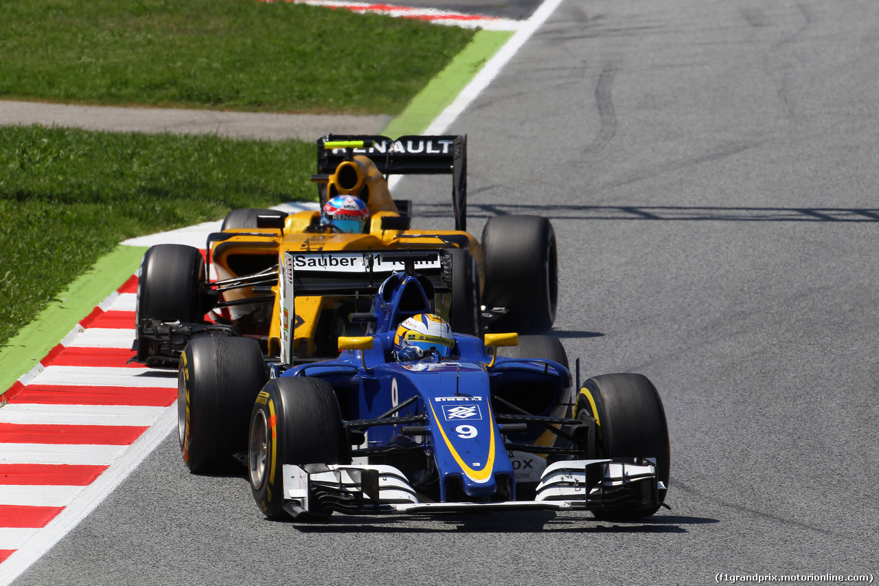 GP SPAGNA, 15.05.2016- Gara 2, Marcus Ericsson (SUE) Sauber C34 davanti a Jolyon Palmer (GBR) Renault Sport F1 Team RS16