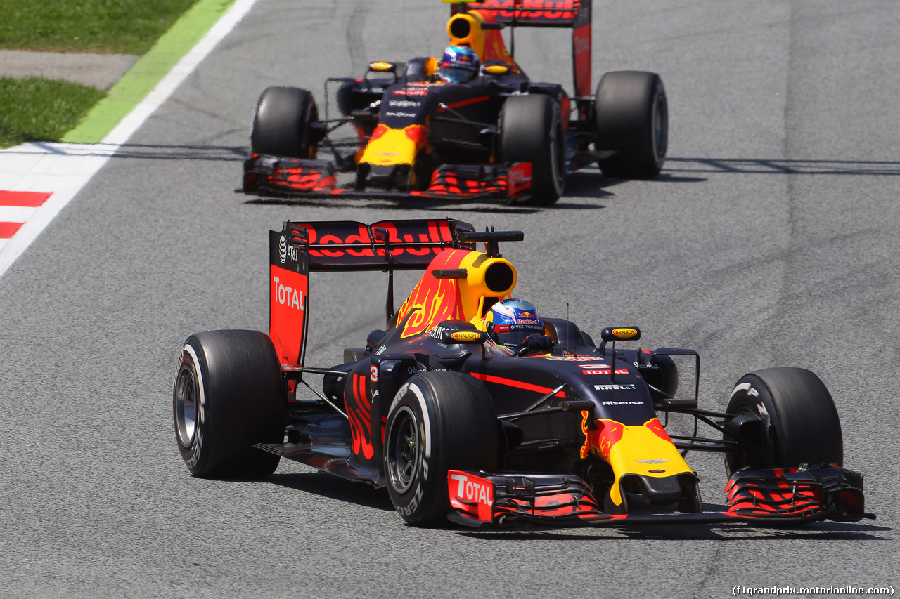 GP SPAGNA, 15.05.2016- Gara 2, Daniel Ricciardo (AUS) Red Bull Racing RB12 davanti a Max Verstappen (NED) Red Bull Racing RB12