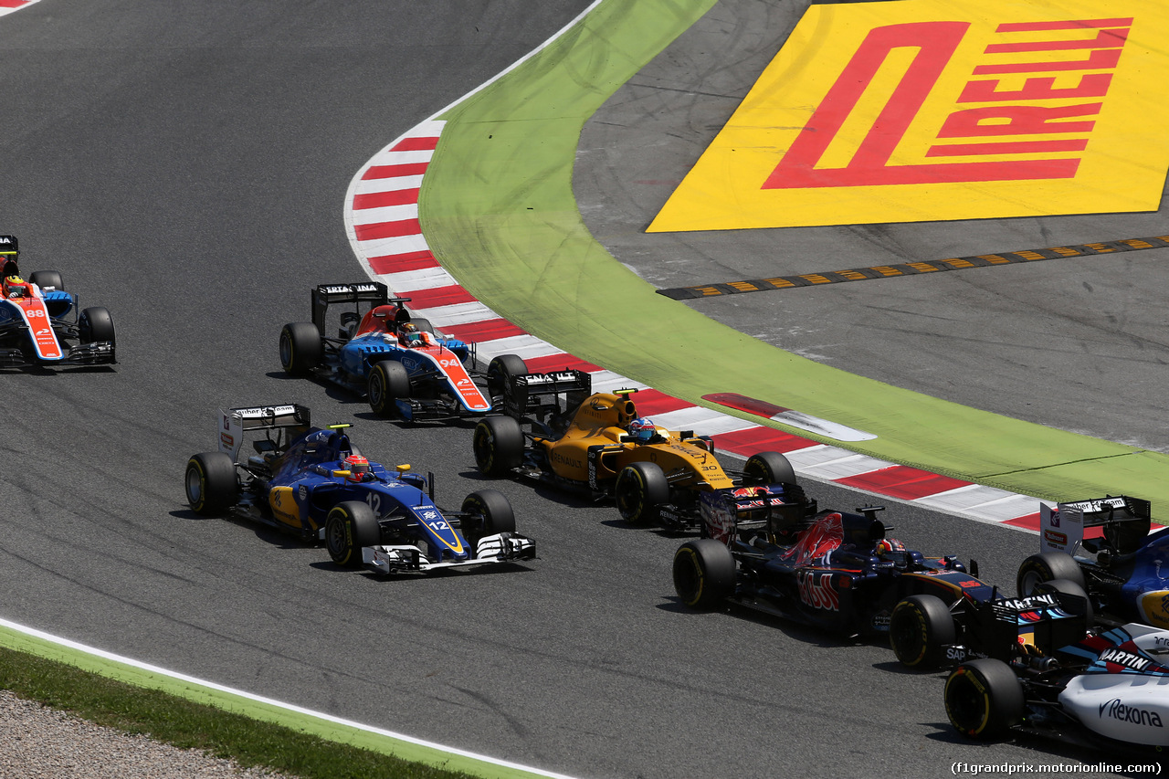 GP SPAGNA, 15.05.2016- Gara 2, Felipe Nasr (BRA) Sauber C34 e Jolyon Palmer (GBR) Renault Sport F1 Team RS16