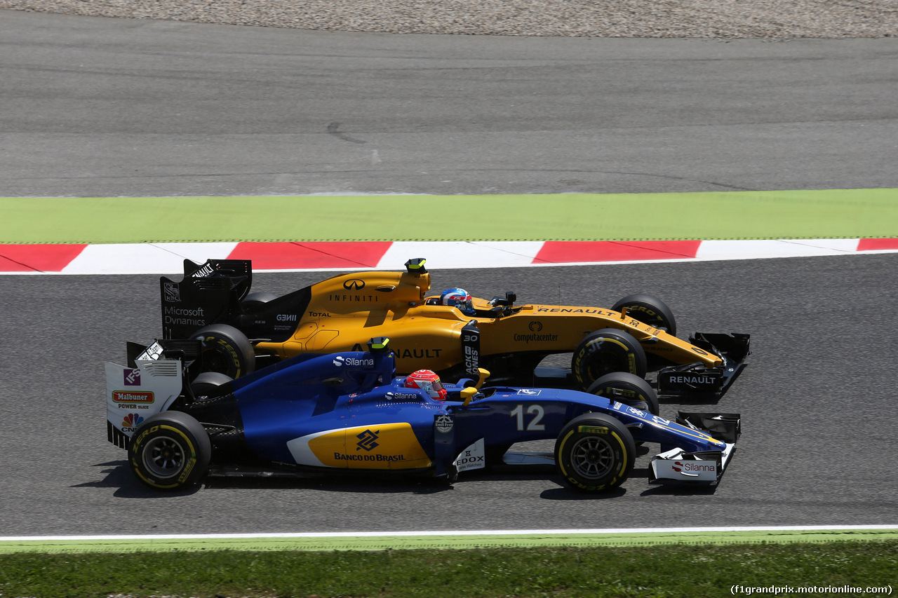 GP SPAGNA, 15.05.2016- Gara 2, Felipe Nasr (BRA) Sauber C34 e Jolyon Palmer (GBR) Renault Sport F1 Team RS16