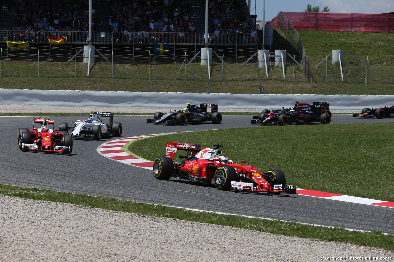 GP SPAGNA, 15.05.2016- Gara 2, Sebastian Vettel (GER) Ferrari SF16-H davanti a Kimi Raikkonen (FIN) Ferrari SF16-H