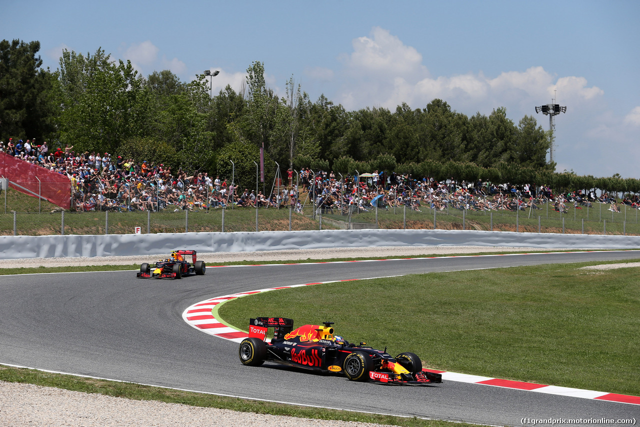 GP SPAGNA, 15.05.2016- Gara 2, Daniel Ricciardo (AUS) Red Bull Racing RB12 davanti a Max Verstappen (NED) Red Bull Racing RB12