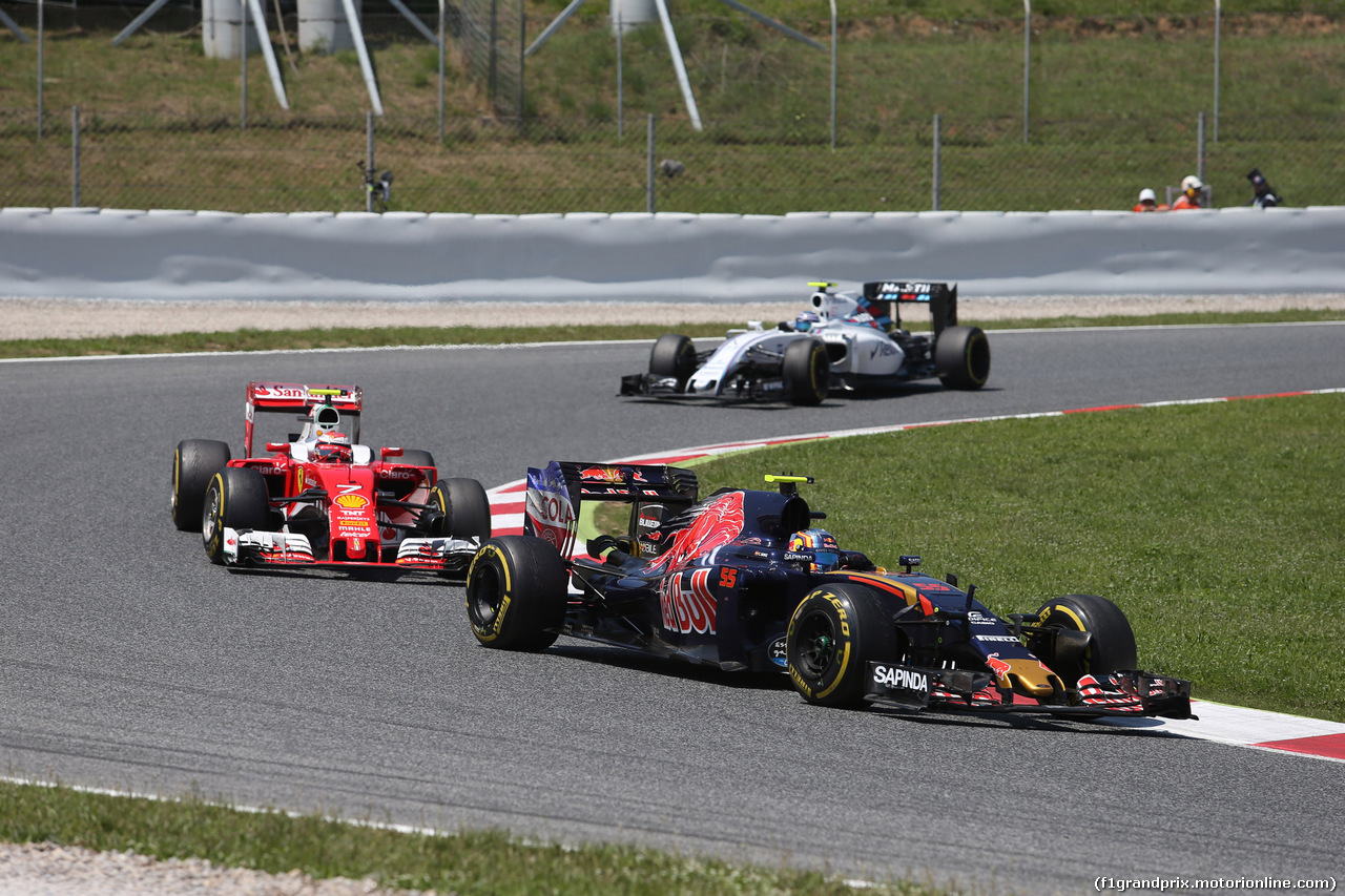 GP SPAGNA, 15.05.2016- Gara 2, Carlos Sainz Jr (ESP) Scuderia Toro Rosso STR11 davanti a Kimi Raikkonen (FIN) Ferrari SF16-H