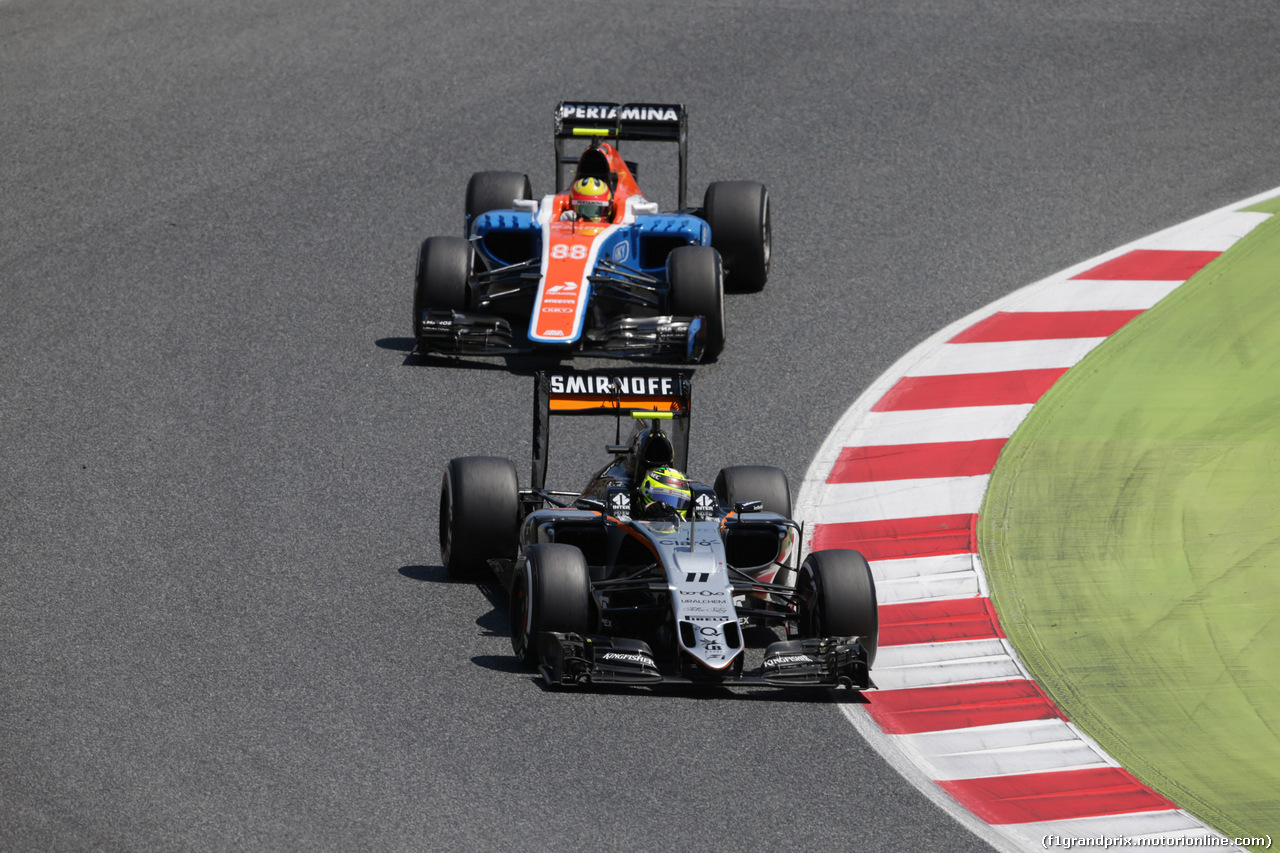 GP SPAGNA, 15.05.2016- Gara 2, Sergio Perez (MEX) Sahara Force India F1 VJM09 e Pascal Wehrlein (GER) Manor Racing MRT05