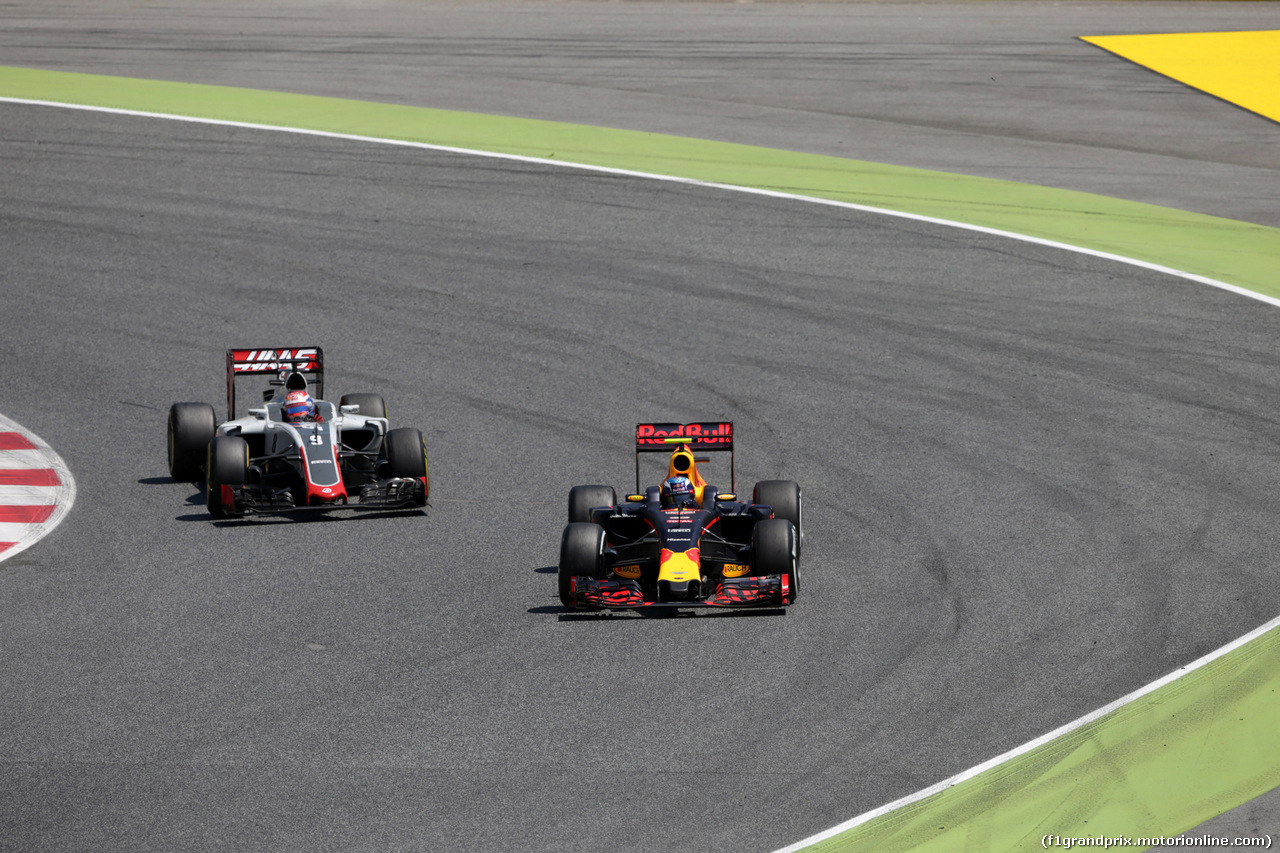 GP SPAGNA, 15.05.2016- Gara 2, Romain Grosjean (FRA) Haas F1 Team VF-16 e Max Verstappen (NED) Red Bull Racing RB12