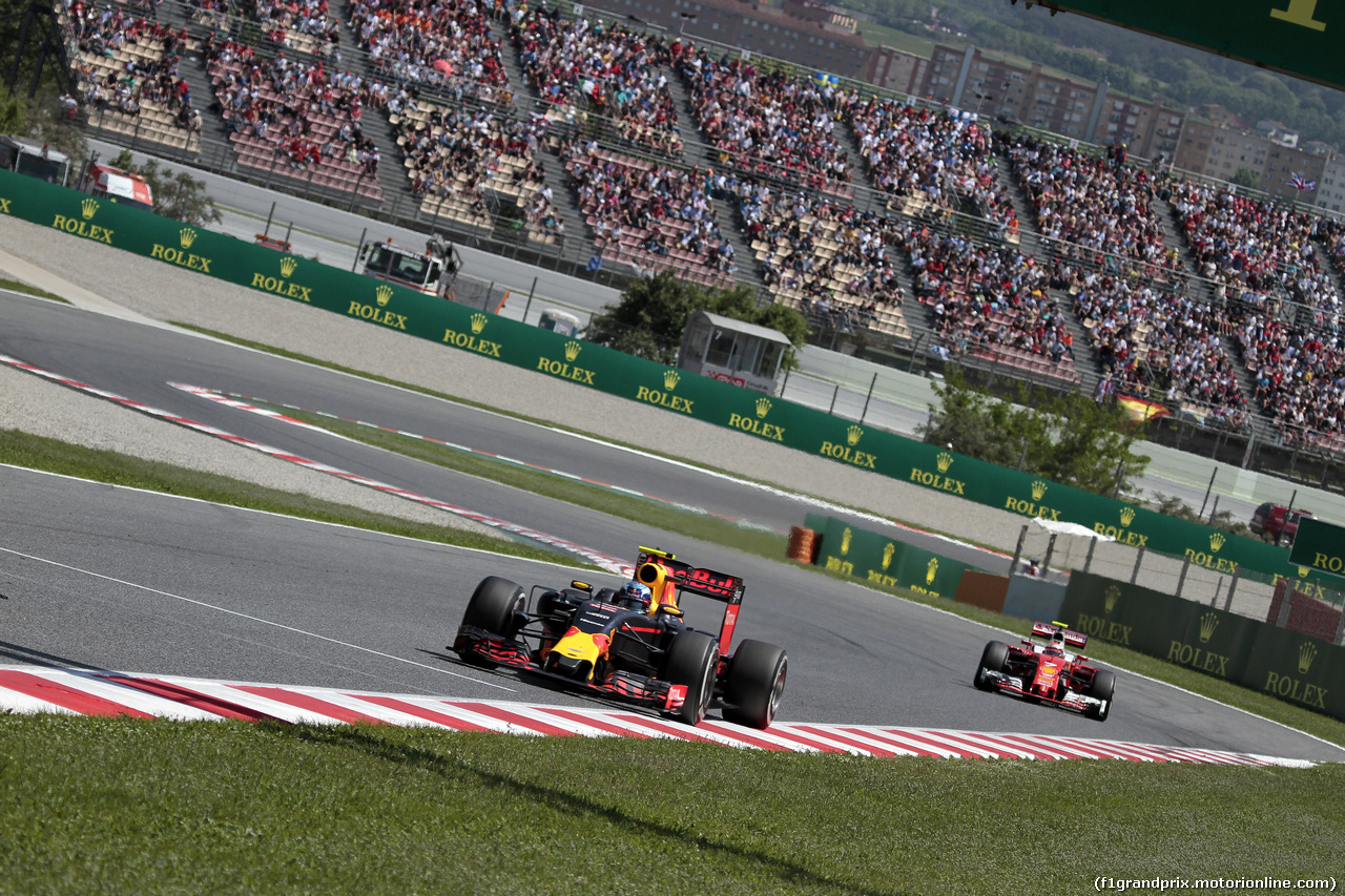 GP SPAGNA, 15.05.2016- Gara 2, Max Verstappen (NED) Red Bull Racing RB12 davanti a Kimi Raikkonen (FIN) Ferrari SF16-H