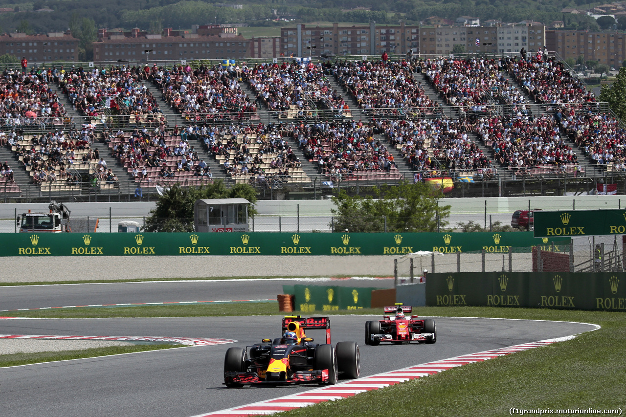 GP SPAGNA, 15.05.2016- Gara 2, Max Verstappen (NED) Red Bull Racing RB12 davanti a Kimi Raikkonen (FIN) Ferrari SF16-H