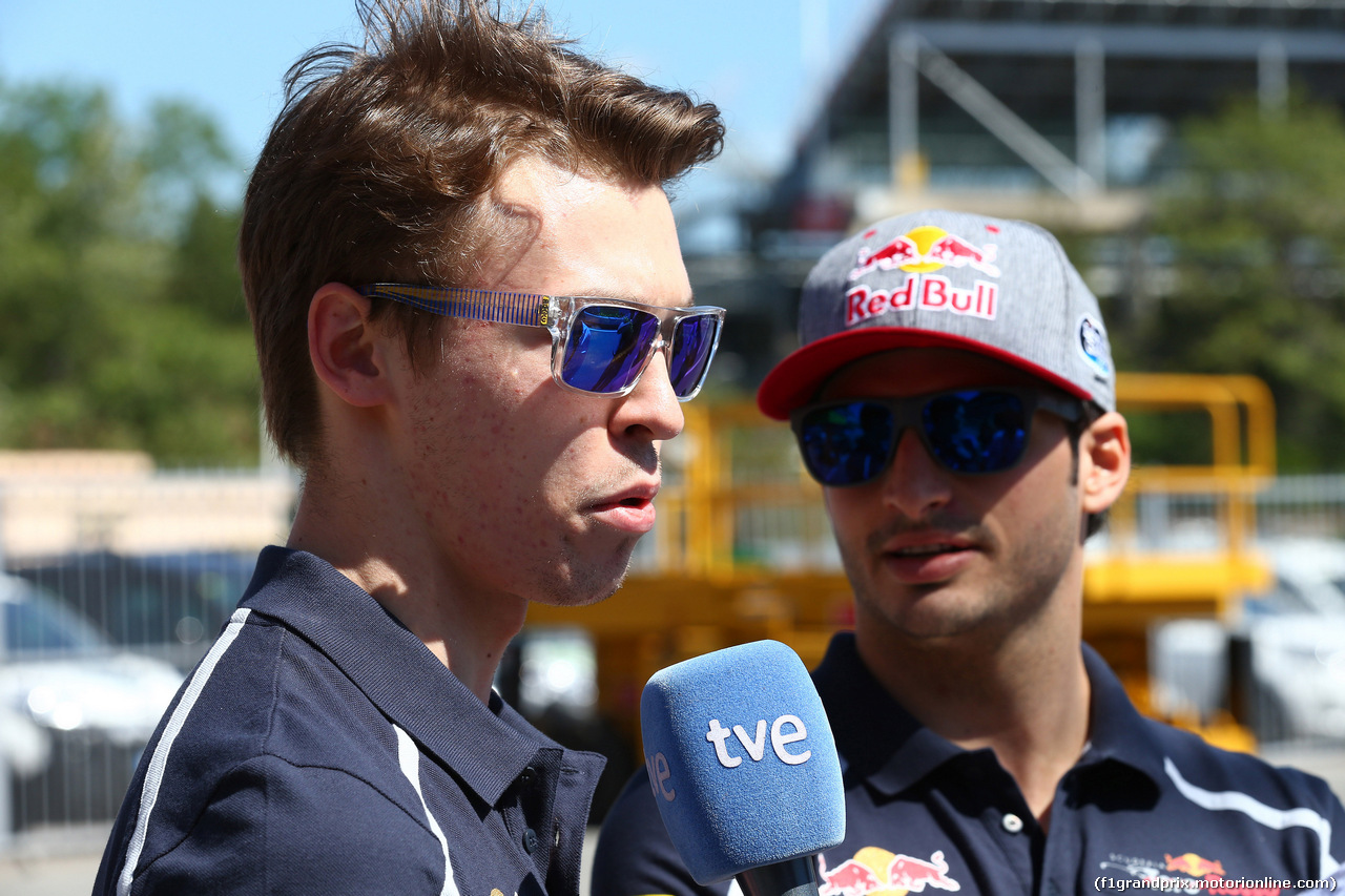 GP SPAGNA, 12.05.2016 - Daniil Kvyat (RUS) Scuderia Toro Rosso STR11 e Carlos Sainz Jr (ESP) Scuderia Toro Rosso STR11
