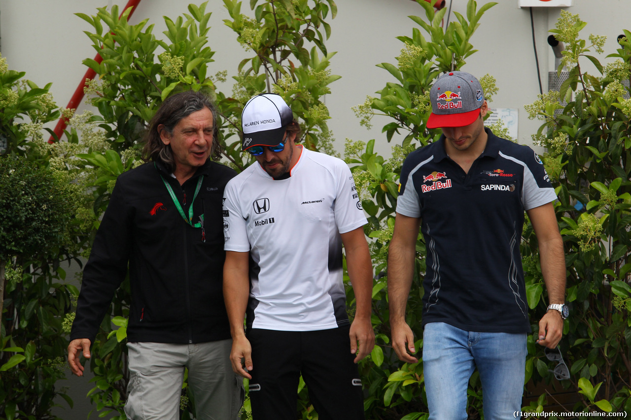 GP SPAGNA, 12.05.2016 -  Fernando Alonso (ESP) McLaren Honda MP4-31 e Carlos Sainz Jr (ESP) Scuderia Toro Rosso STR11