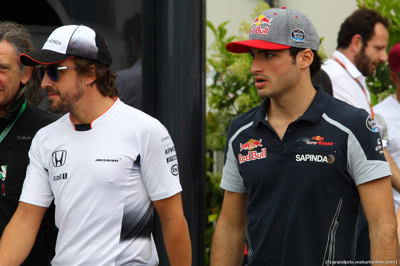 GP SPAGNA, 12.05.2016 -  Fernando Alonso (ESP) McLaren Honda MP4-31 e Carlos Sainz Jr (ESP) Scuderia Toro Rosso STR11