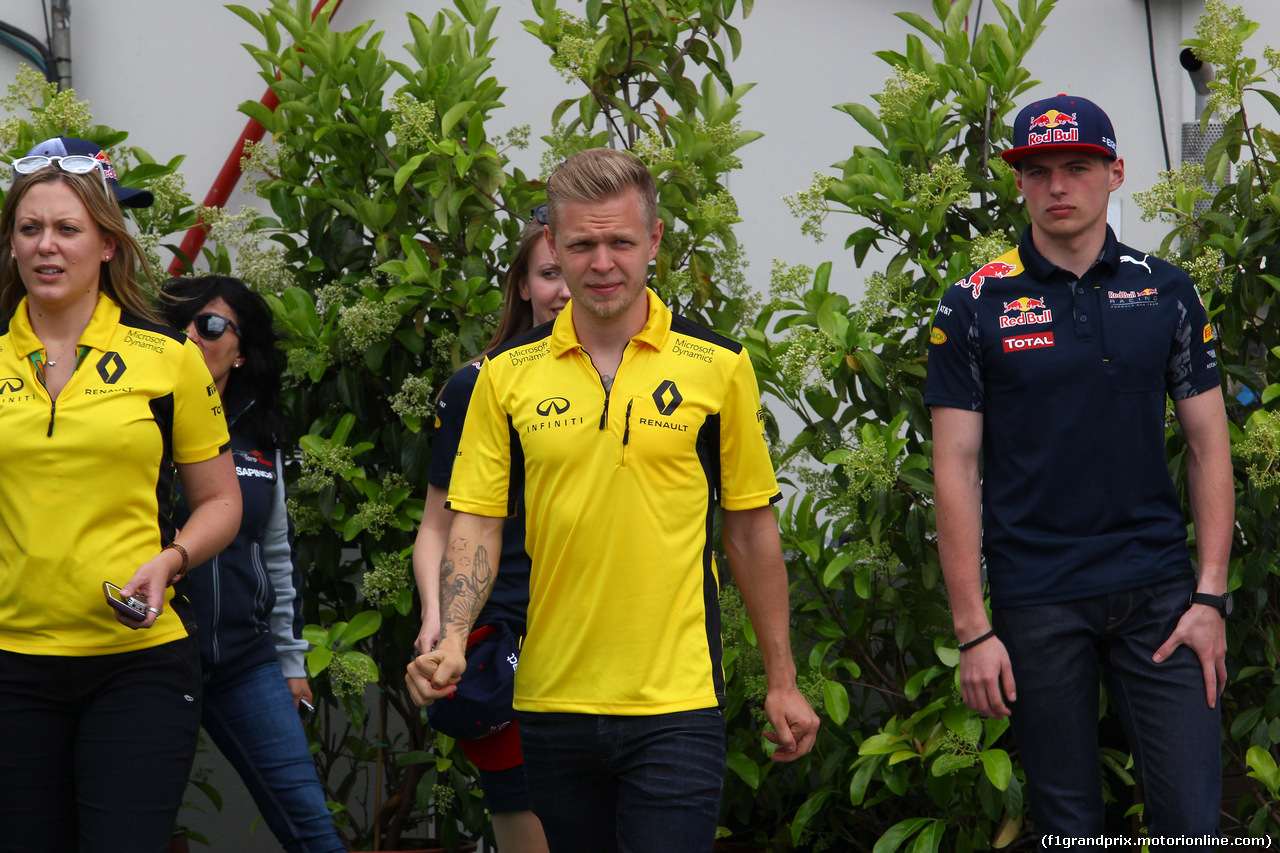 GP SPAGNA, 12.05.2016 -  Kevin Magnussen (DEN) Renault Sport F1 Team RS16 e Max Verstappen (NED) Red Bull Racing RB12